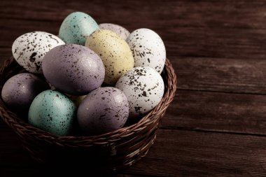 El boyası pastel renkli Paskalya yumurtaları. Mutlu Paskalya tebrik kartları ya da davetiyeler.