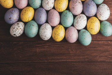 El boyası pastel renkli Paskalya yumurtaları. Mutlu Paskalya tebrik kartları ya da davetiyeler.