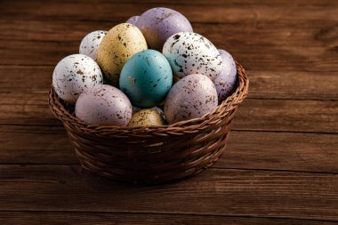 El boyası pastel renkli Paskalya yumurtaları. Mutlu Paskalya tebrik kartları ya da davetiyeler.