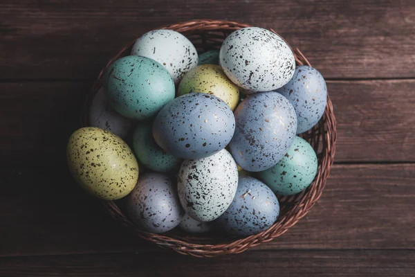 El boyası pastel renkli Paskalya yumurtaları. Mutlu Paskalya tebrik kartları ya da davetiyeler.