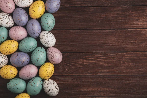 El boyası pastel renkli Paskalya yumurtaları. Mutlu Paskalya tebrik kartları ya da davetiyeler.