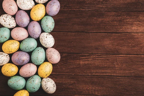 El boyası pastel renkli Paskalya yumurtaları. Mutlu Paskalya tebrik kartları ya da davetiyeler.