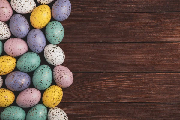 El boyası pastel renkli Paskalya yumurtaları. Mutlu Paskalya tebrik kartları ya da davetiyeler.