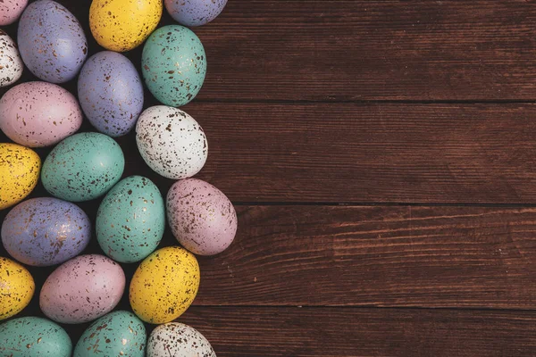 El boyası pastel renkli Paskalya yumurtaları. Mutlu Paskalya tebrik kartları ya da davetiyeler.