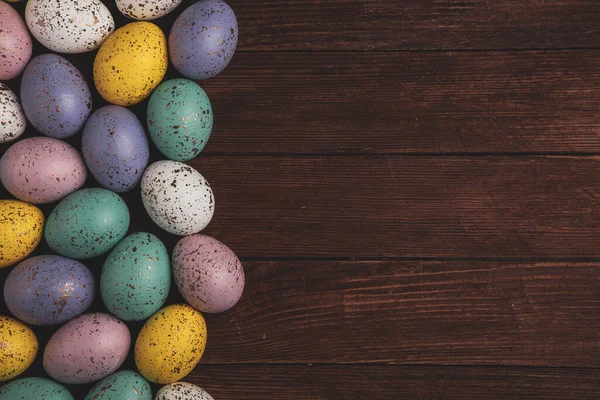 El boyası pastel renkli Paskalya yumurtaları. Mutlu Paskalya tebrik kartları ya da davetiyeler.