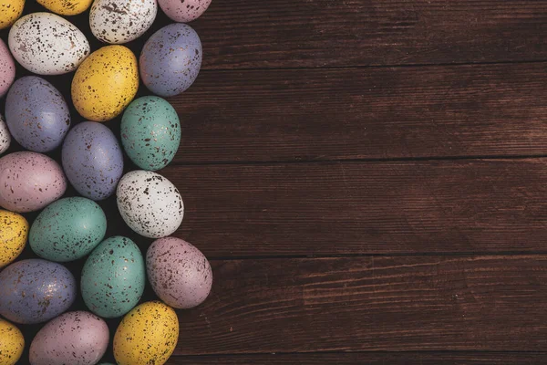 El boyası pastel renkli Paskalya yumurtaları. Mutlu Paskalya tebrik kartları ya da davetiyeler.