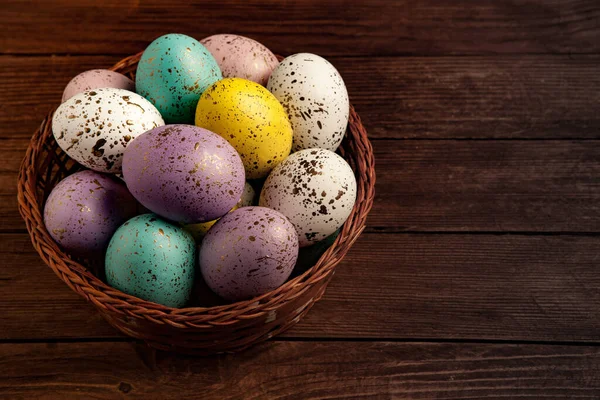 El boyası pastel renkli Paskalya yumurtaları. Mutlu Paskalya tebrik kartları ya da davetiyeler.