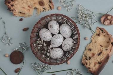 El boyası pastel renkli Paskalya yumurtaları. Mutlu Paskalya tebrik kartları ya da davetiyeler.