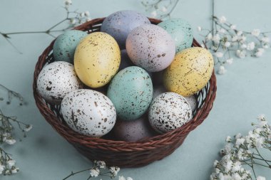 El boyası pastel renkli Paskalya yumurtaları. Mutlu Paskalya tebrik kartları ya da davetiyeler.