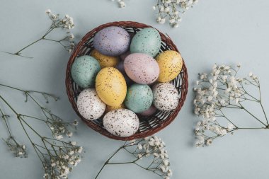 El boyası pastel renkli Paskalya yumurtaları. Mutlu Paskalya tebrik kartları ya da davetiyeler.