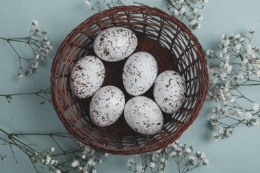 El boyası pastel renkli Paskalya yumurtaları. Mutlu Paskalya tebrik kartları ya da davetiyeler.