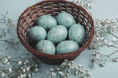 El boyası pastel renkli Paskalya yumurtaları. Mutlu Paskalya tebrik kartları ya da davetiyeler.