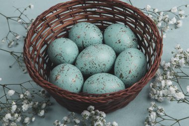 El boyası pastel renkli Paskalya yumurtaları. Mutlu Paskalya tebrik kartları ya da davetiyeler.