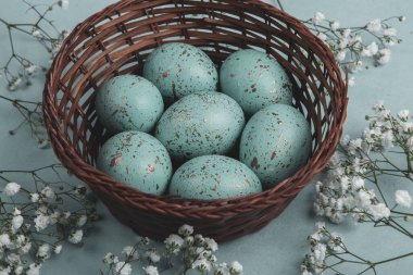 El boyası pastel renkli Paskalya yumurtaları. Mutlu Paskalya tebrik kartları ya da davetiyeler.