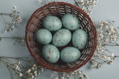 El boyası pastel renkli Paskalya yumurtaları. Mutlu Paskalya tebrik kartları ya da davetiyeler.