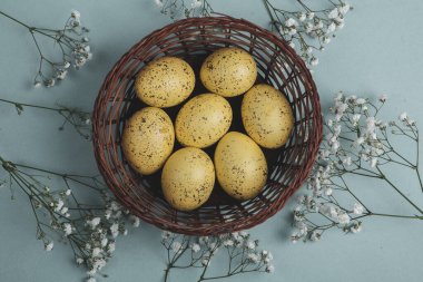 El boyası pastel renkli Paskalya yumurtaları. Mutlu Paskalya tebrik kartları ya da davetiyeler.