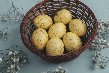 El boyası pastel renkli Paskalya yumurtaları. Mutlu Paskalya tebrik kartları ya da davetiyeler.