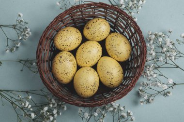 El boyası pastel renkli Paskalya yumurtaları. Mutlu Paskalya tebrik kartları ya da davetiyeler.