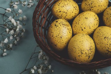 El boyası pastel renkli Paskalya yumurtaları. Mutlu Paskalya tebrik kartları ya da davetiyeler.