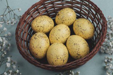 El boyası pastel renkli Paskalya yumurtaları. Mutlu Paskalya tebrik kartları ya da davetiyeler.