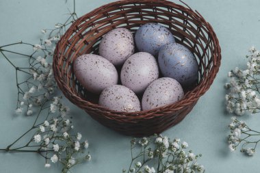 El boyası pastel renkli Paskalya yumurtaları. Mutlu Paskalya tebrik kartları ya da davetiyeler.