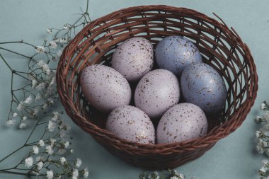 El boyası pastel renkli Paskalya yumurtaları. Mutlu Paskalya tebrik kartları ya da davetiyeler.