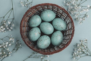 El boyası pastel renkli Paskalya yumurtaları. Mutlu Paskalya tebrik kartları ya da davetiyeler.