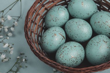 El boyası pastel renkli Paskalya yumurtaları. Mutlu Paskalya tebrik kartları ya da davetiyeler.