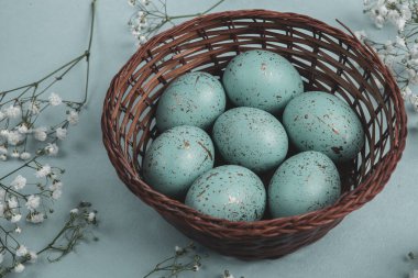 El boyası pastel renkli Paskalya yumurtaları. Mutlu Paskalya tebrik kartları ya da davetiyeler.