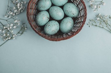 El boyası pastel renkli Paskalya yumurtaları. Mutlu Paskalya tebrik kartları ya da davetiyeler.