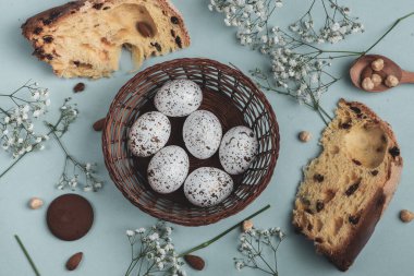 El boyası pastel renkli Paskalya yumurtaları. Mutlu Paskalya tebrik kartları ya da davetiyeler.