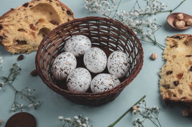 El boyası pastel renkli Paskalya yumurtaları. Mutlu Paskalya tebrik kartları ya da davetiyeler.