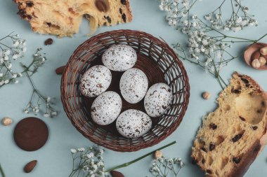 El boyası pastel renkli Paskalya yumurtaları. Mutlu Paskalya tebrik kartları ya da davetiyeler.