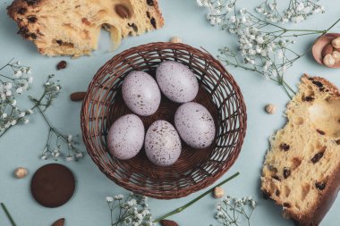 El boyası pastel renkli Paskalya yumurtaları. Mutlu Paskalya tebrik kartları ya da davetiyeler.