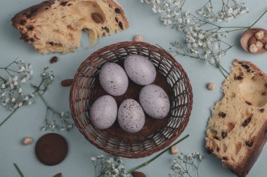 El boyası pastel renkli Paskalya yumurtaları. Mutlu Paskalya tebrik kartları ya da davetiyeler.