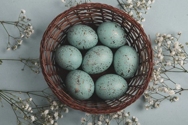 El boyası pastel renkli Paskalya yumurtaları. Mutlu Paskalya tebrik kartları ya da davetiyeler.