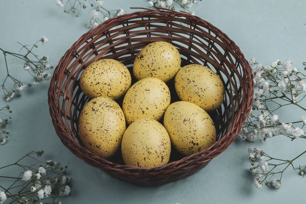 El boyası pastel renkli Paskalya yumurtaları. Mutlu Paskalya tebrik kartları ya da davetiyeler.