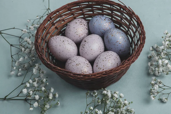 El boyası pastel renkli Paskalya yumurtaları. Mutlu Paskalya tebrik kartları ya da davetiyeler.