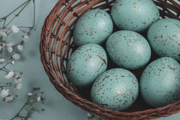 El boyası pastel renkli Paskalya yumurtaları. Mutlu Paskalya tebrik kartları ya da davetiyeler.