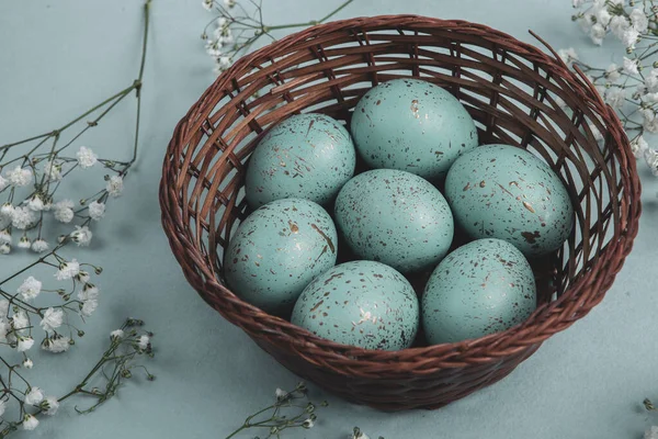 El boyası pastel renkli Paskalya yumurtaları. Mutlu Paskalya tebrik kartları ya da davetiyeler.