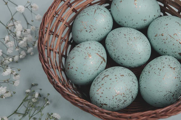 El boyası pastel renkli Paskalya yumurtaları. Mutlu Paskalya tebrik kartları ya da davetiyeler.