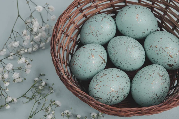 El boyası pastel renkli Paskalya yumurtaları. Mutlu Paskalya tebrik kartları ya da davetiyeler.