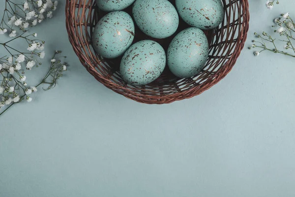 El boyası pastel renkli Paskalya yumurtaları. Mutlu Paskalya tebrik kartları ya da davetiyeler.