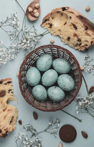El boyası pastel renkli Paskalya yumurtaları. Mutlu Paskalya tebrik kartları ya da davetiyeler.