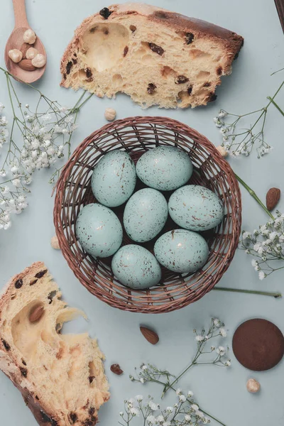 El boyası pastel renkli Paskalya yumurtaları. Mutlu Paskalya tebrik kartları ya da davetiyeler.