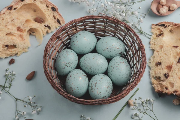 El boyası pastel renkli Paskalya yumurtaları. Mutlu Paskalya tebrik kartları ya da davetiyeler.