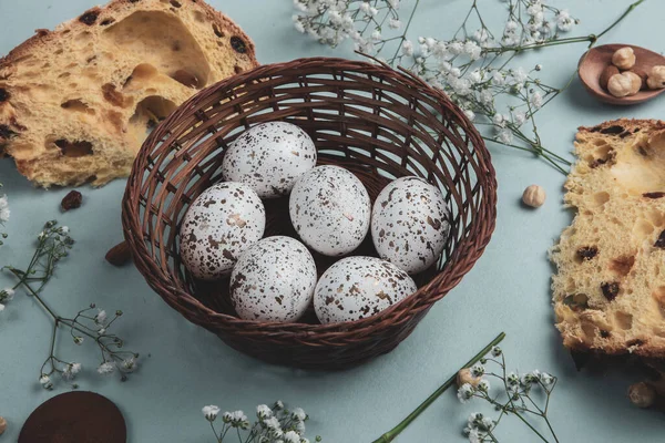 El boyası pastel renkli Paskalya yumurtaları. Mutlu Paskalya tebrik kartları ya da davetiyeler.