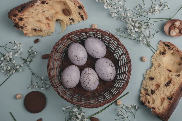 El boyası pastel renkli Paskalya yumurtaları. Mutlu Paskalya tebrik kartları ya da davetiyeler.