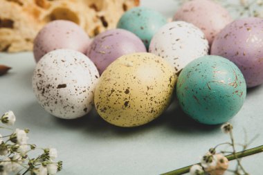 El boyası pastel renkli Paskalya yumurtaları. Mutlu Paskalya tebrik kartları ya da davetiyeler.