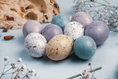 El boyası pastel renkli Paskalya yumurtaları. Mutlu Paskalya tebrik kartları ya da davetiyeler.